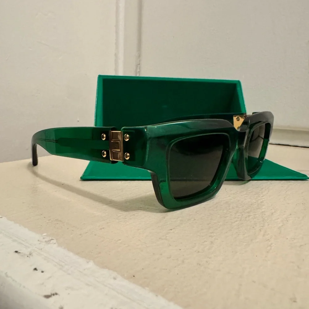Bottega Veneta Bold Green Sunglasses with Gold Details - Picture 2 of 8